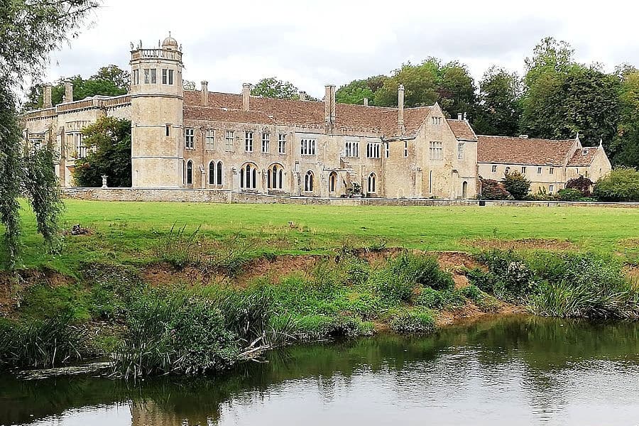 This circular walk in the Cotswolds takes you past Lacock Abbey.