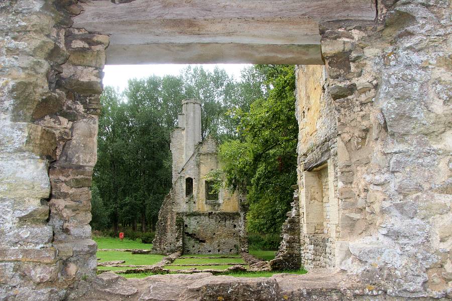 Follow this circular walk in the Cotswolds to the ruins of Minster Lovell.