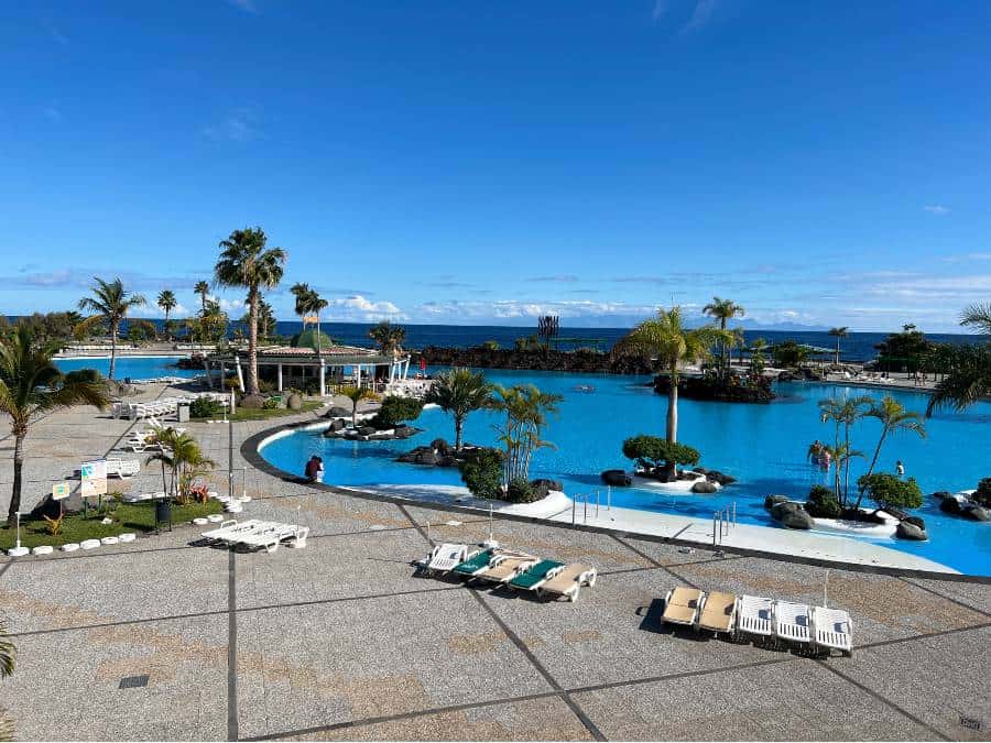 Parque Marítimo César Manrique in Santa Cruz de Tenerife with saltwater pools, palm trees, sun loungers and sea views.