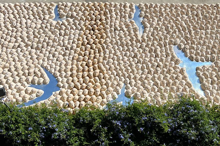 Parede de Memórias by Patrícia SumaresFound on Rua da Marquesa, this “Memory Wall” is made up of 250 facial moulds cast from local residents. Next to them are flying bird silhouettes — a nod to Madeira’s wildlife and the freedom of movement. It’s a beautiful community-driven piece that blends personal identity and nature.