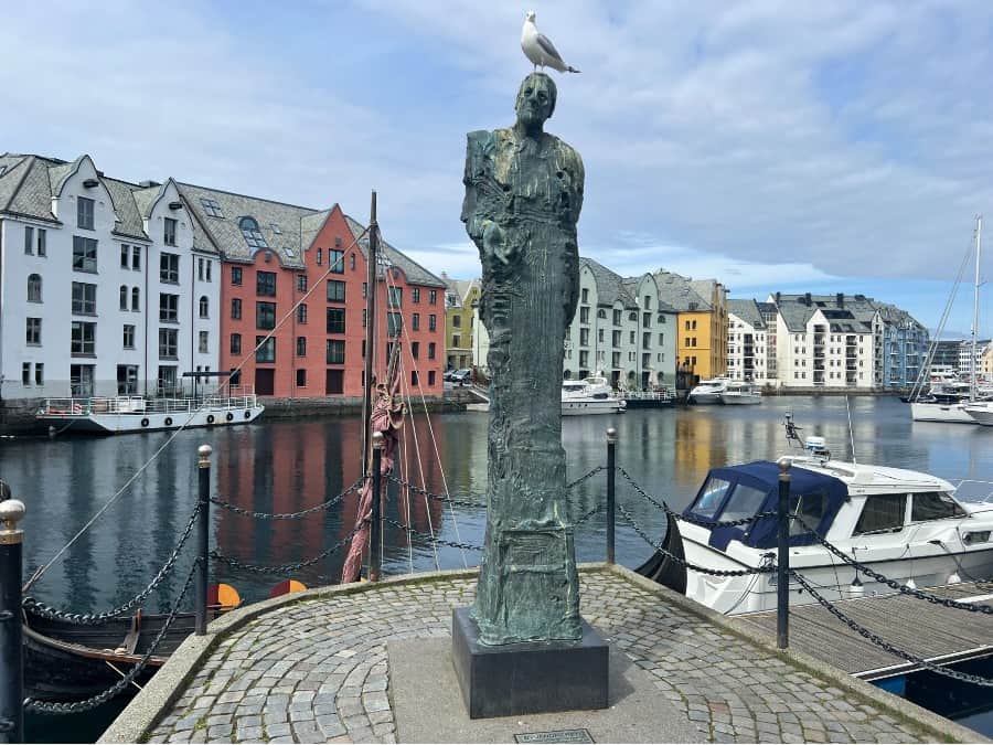 Along the waterfront, you can also find the Harald Grytten statue, also known as The Wanderer.